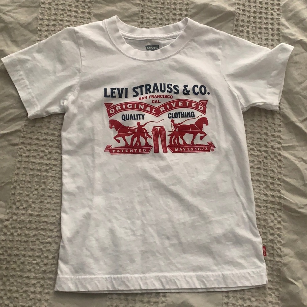 Levi’s t-shirt.